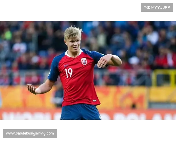 挪威儿童绘制哈兰德壁画,写“我们的超级英雄” 挪威儿童绘制哈兰德壁画,写“我们的超级英雄”